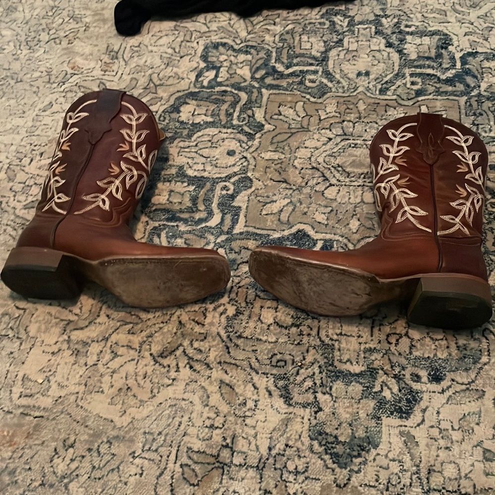 These are Circle G boots. Barely used and comfortable